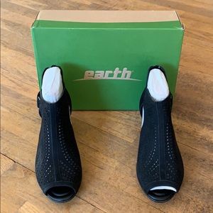 Earth Brands Keri Wide Black Soft Buck